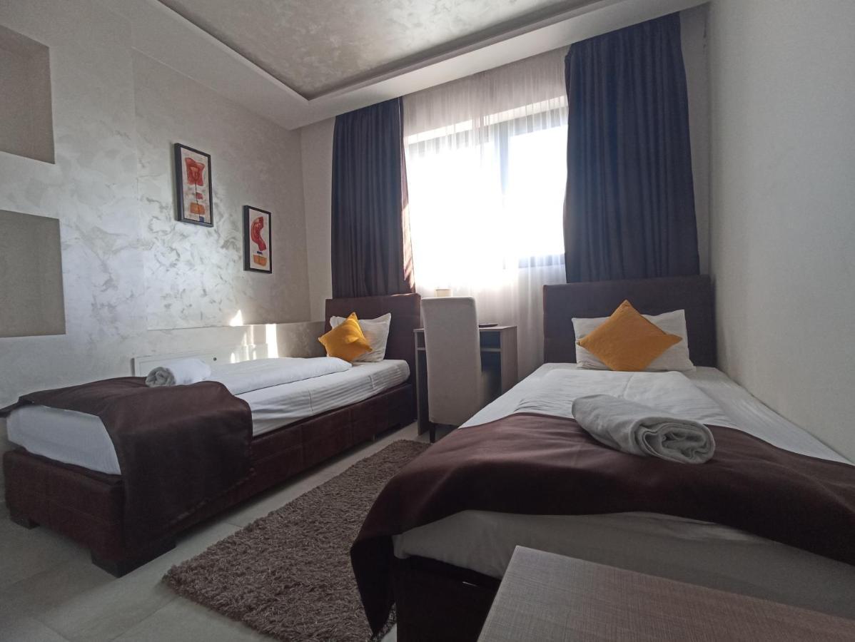 Garnet Hotel & Event Centar Ruma Exterior photo