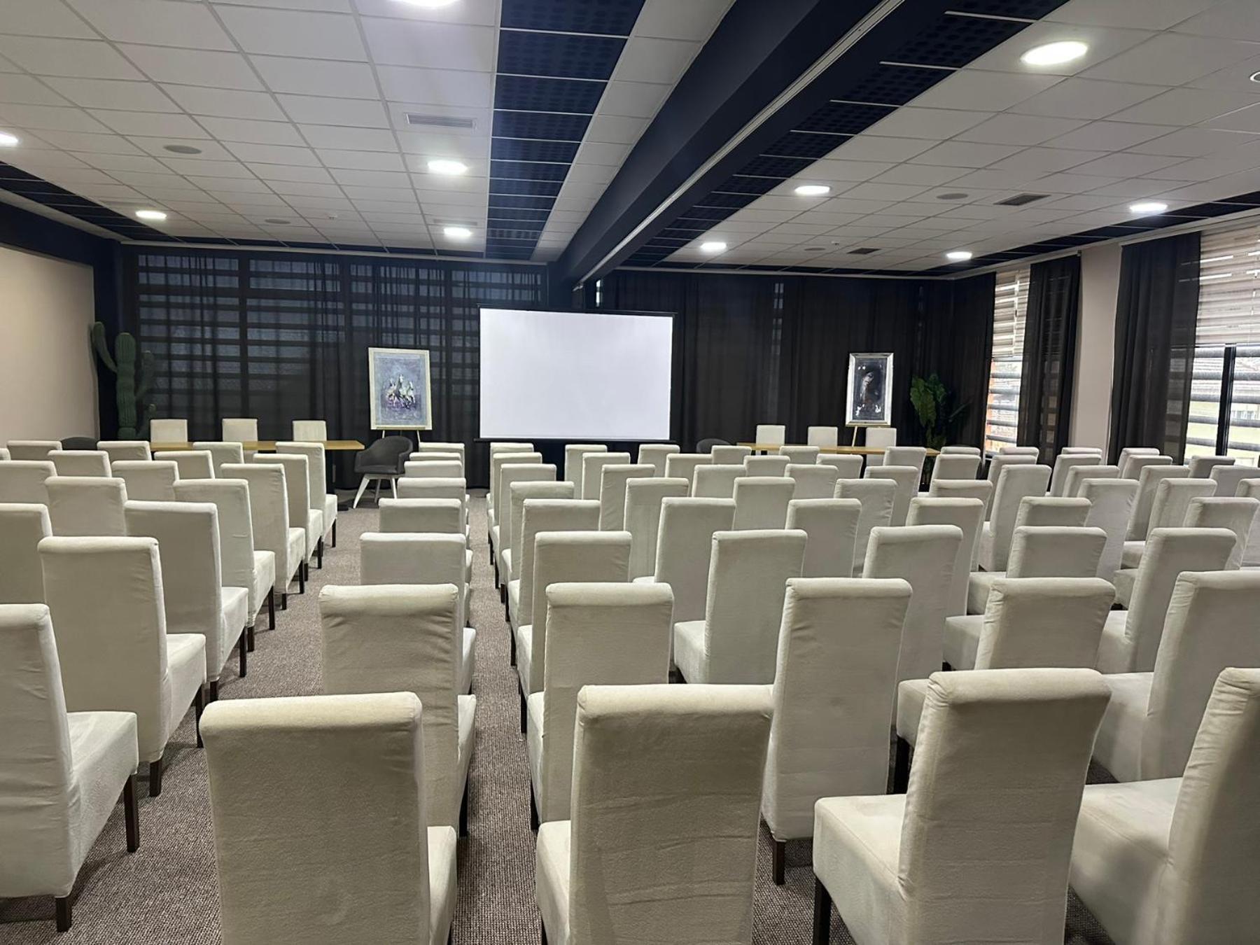 Garnet Hotel & Event Centar Ruma Exterior photo