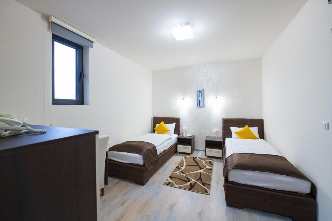 Garnet Hotel & Event Centar Ruma Exterior photo